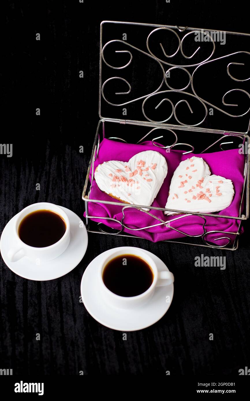 Valentine's Day : deux tasses de café et des biscuits en forme de cœur. Banque D'Images