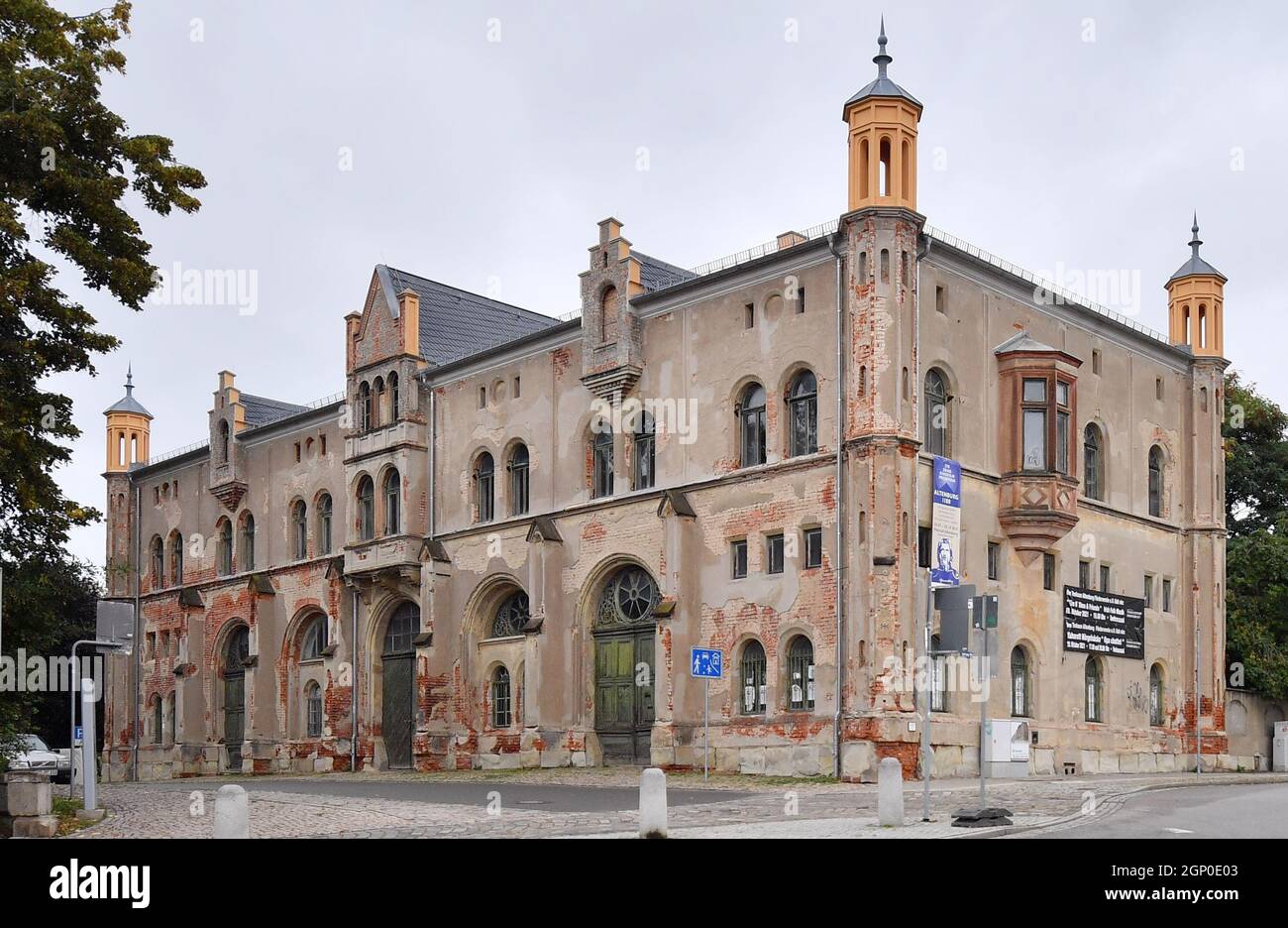 Altenburg, Allemagne. 28 septembre 2021. Le plâtre s'effrite sur le Marstall. Avec le musée traditionnel de Lindenau, au pied du Schlossberg d'Altenburg, le Marstall doit être rénové, modernisé et agrandi. Les gouvernements fédéral et des États financent la rénovation du musée avec le Marstall ducal et les installations du parc au cours des prochaines années avec un total de 48 millions d'euros. La réouverture du musée est prévue pour la fin de 2025. Credit: Martin Schutt/dpa-Zentralbild/dpa/Alay Live News Banque D'Images