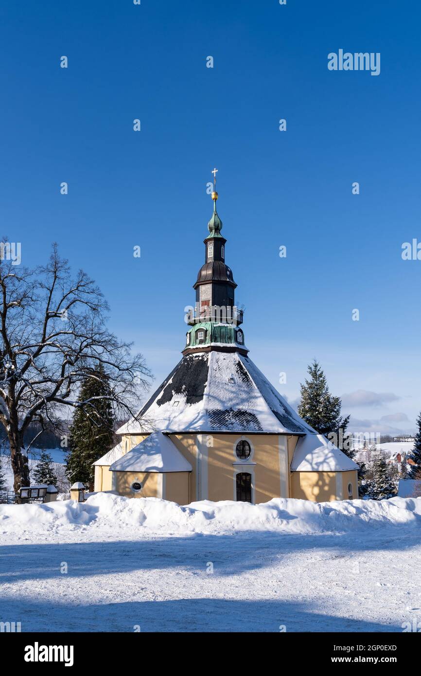 Église dans le village de Noël Seiffen Ore montagnes en Saxe Allemagne à l'hiver. Banque D'Images