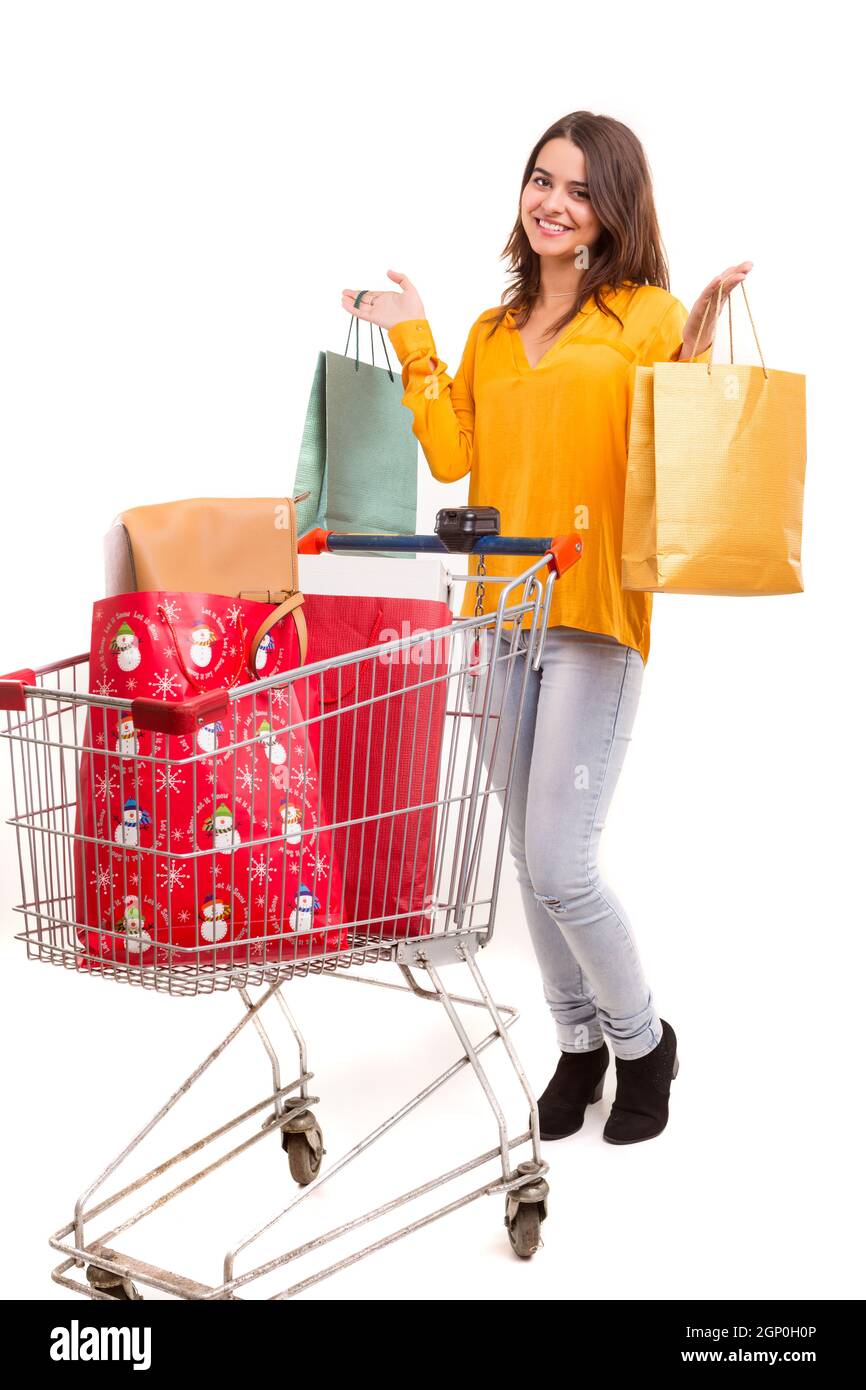 Femme portant un panier plein de cadeaux Banque D'Images