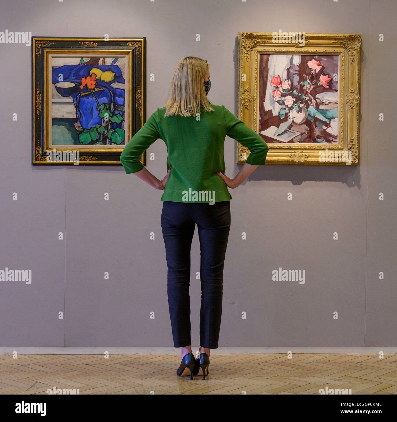 Bonhams, Londres, Royaume-Uni. 28 septembre 2021. La vente écossaise, y compris les œuvres des Ecossais Colorists, a lieu à Bonhams Édimbourg le 14-15 octobre 2021 en profitant d'Amnesty International et de médecins sans frontières. Ils comprennent (de gauche à droite) Samuel John Paploe RSA (britannique, 1871-1935). STILL Life with Geranium, estimation: £150,000-250,000; STILL Life with roses and a open book, estimation £200,000-300,000. Crédit : Malcolm Park/Alay Live News Banque D'Images