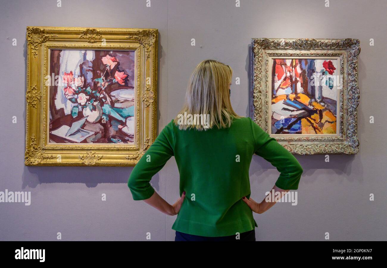Bonhams, Londres, Royaume-Uni. 28 septembre 2021. La vente écossaise, y compris les œuvres des Ecossais Colorists, a lieu à Bonhams Édimbourg le 14-15 octobre 2021 en profitant d'Amnesty International et de médecins sans frontières. Ils comprennent (à gauche) Samuel John emploi, la vie avec des roses et un livre ouvert, estimer £200,000-300,000 et Red Rose, £100,000-150,000. Crédit : Malcolm Park/Alay Live News Banque D'Images