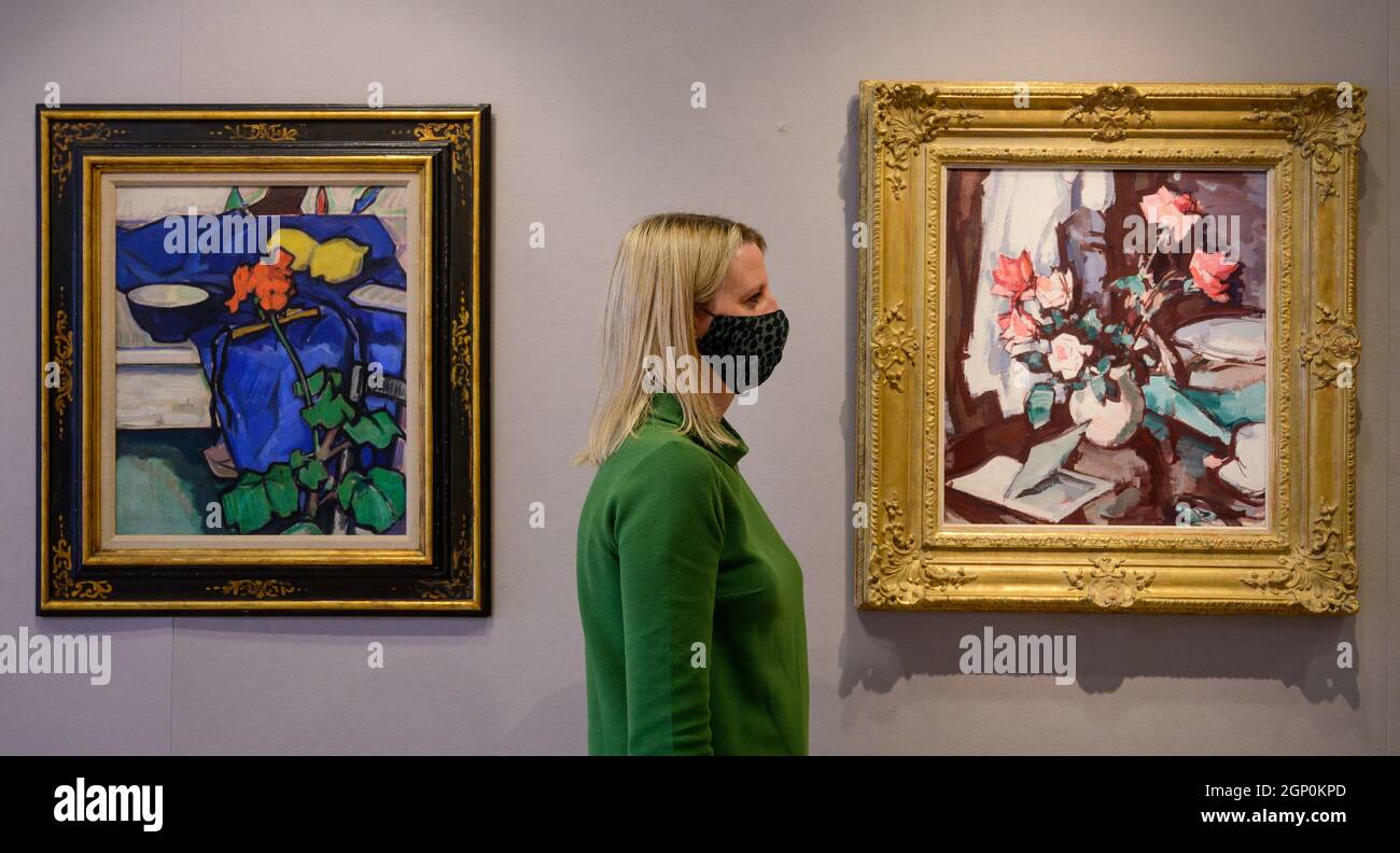 Bonhams, Londres, Royaume-Uni. 28 septembre 2021. La vente écossaise, y compris les œuvres des Ecossais Colorists, a lieu à Bonhams Édimbourg le 14-15 octobre 2021 en profitant d'Amnesty International et de médecins sans frontières. Ils comprennent (de gauche à droite) Samuel John Paploe RSA (britannique, 1871-1935). STILL Life with Geranium, estimation: £150,000-250,000; STILL Life with roses and a open book, estimation £200,000-300,000. Crédit : Malcolm Park/Alay Live News Banque D'Images