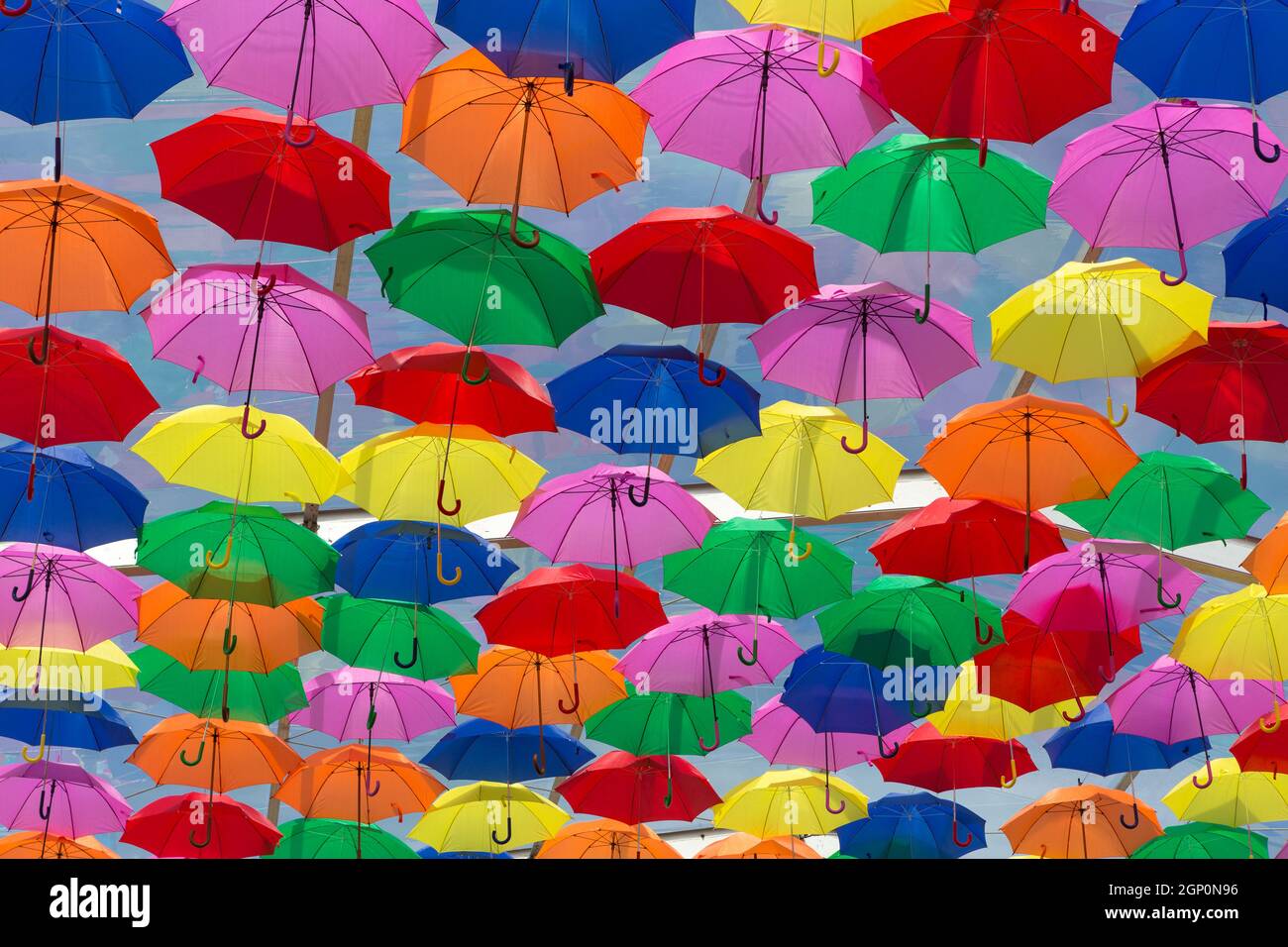 Beaucoup de parapluies colorant le ciel dans la ville de Agueda, Portugal Banque D'Images