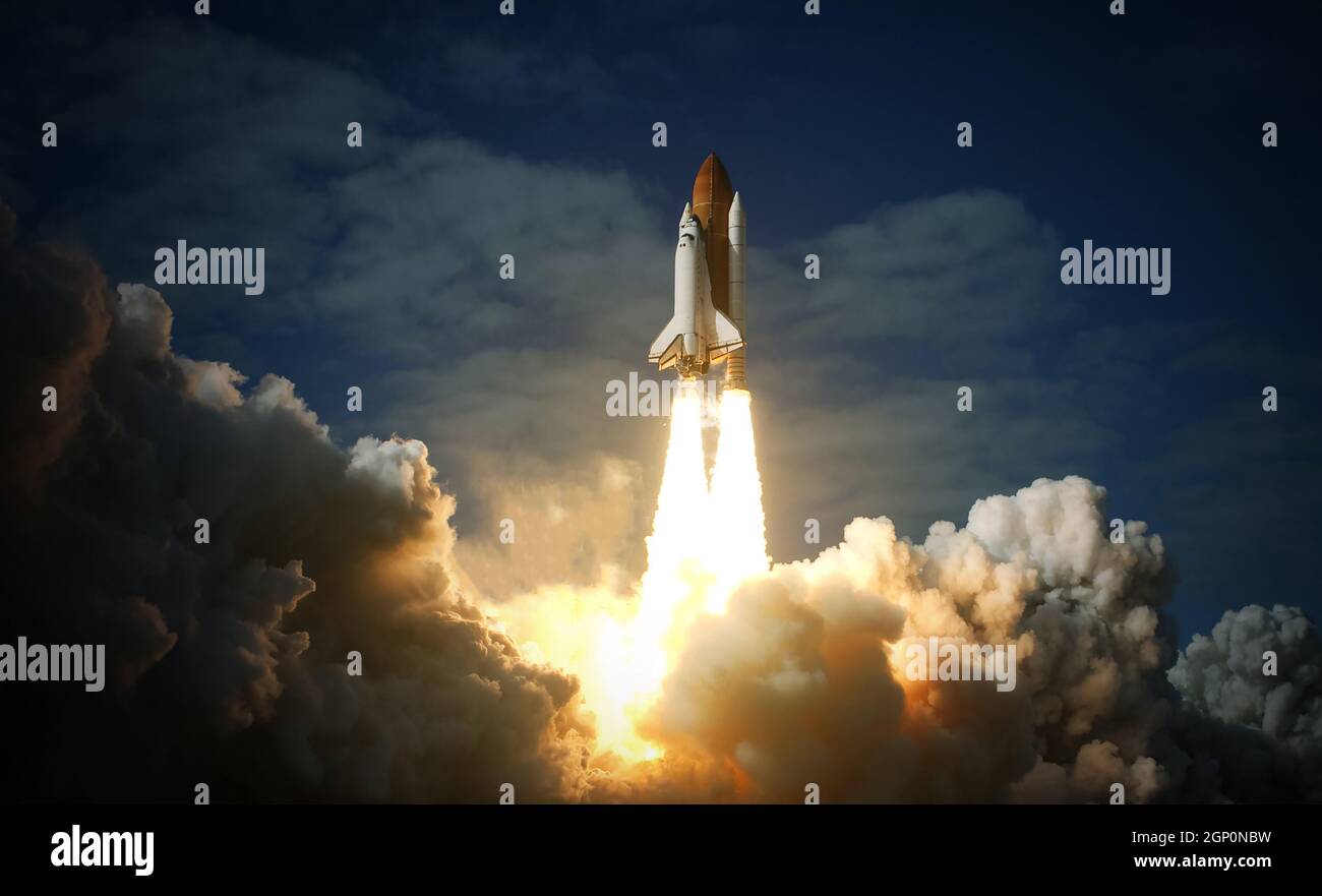 La navette spatiale s'arrête dans l'espace. Éléments de cette image fournis par la NASA. Banque D'Images