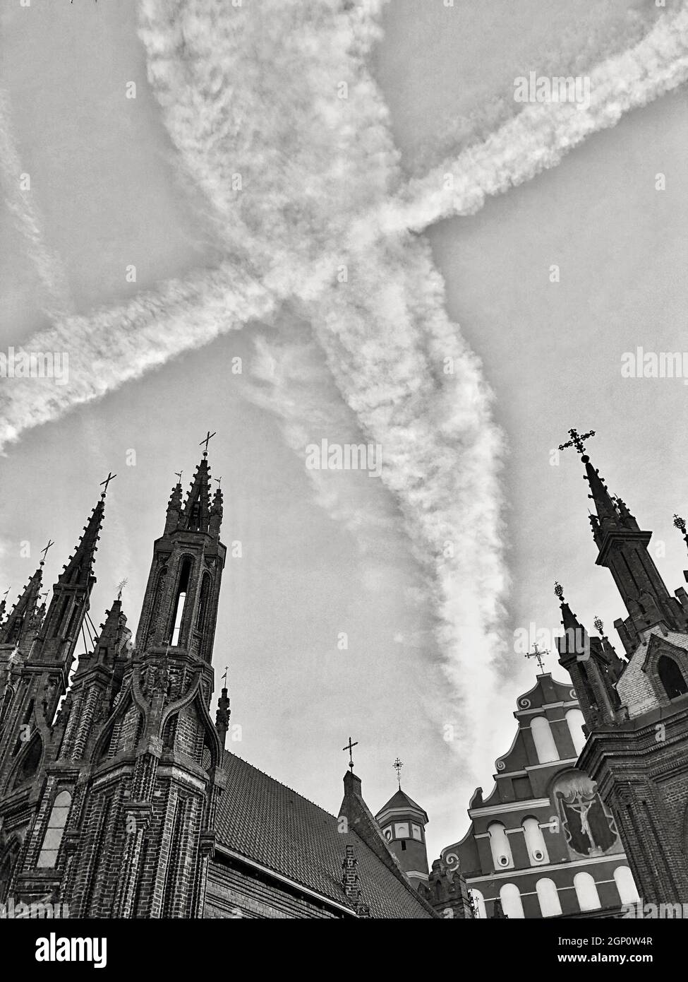 L'église croise les lignes de plan correspondantes dans le ciel en tant que croix Banque D'Images