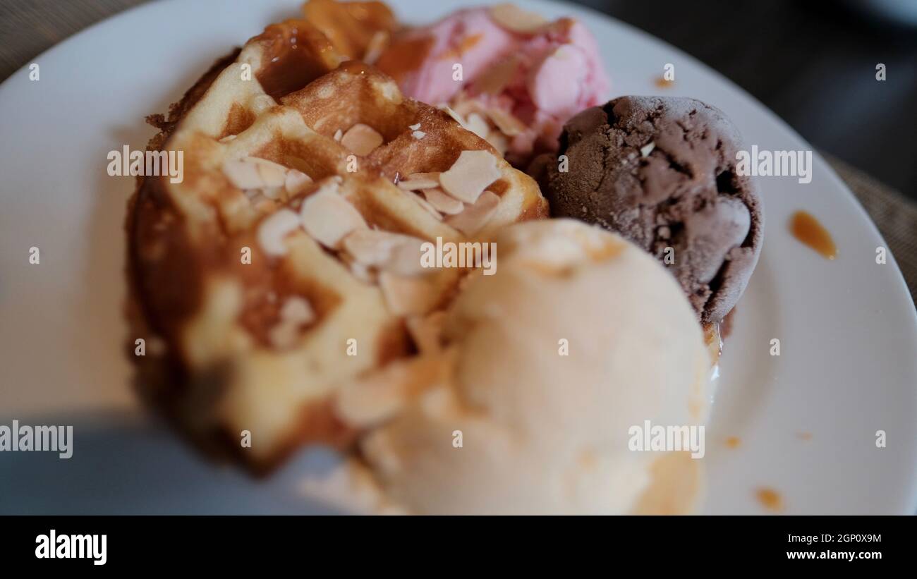 Life is Good Ice Cream and Waffles Slice amandes Sugar Fix pour le petit déjeuner Banque D'Images