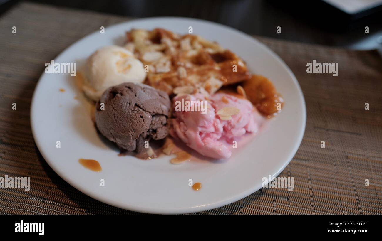 Life is Good Ice Cream and Waffles Slice amandes Sugar Fix pour le petit déjeuner Banque D'Images