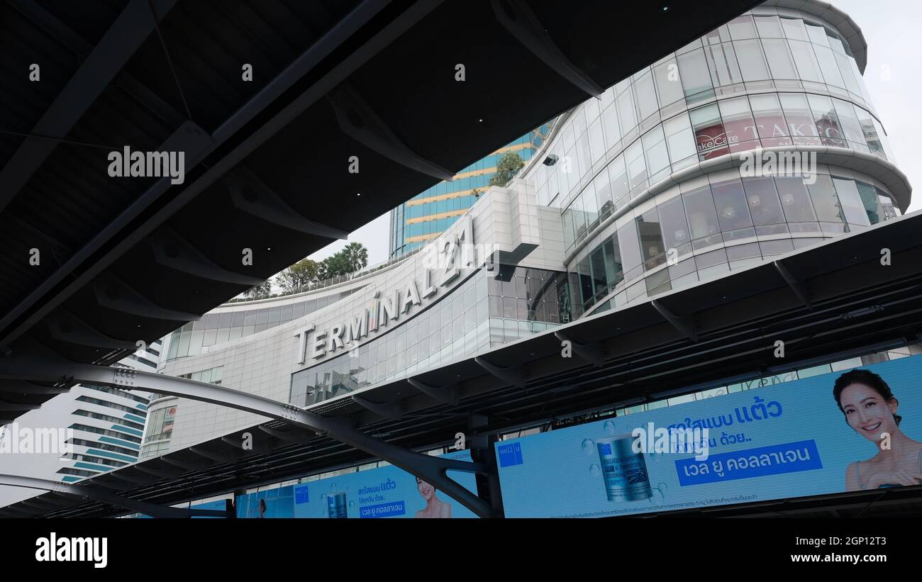 Terminal 21 vue de BTS Skytrain Asoke Station Platform Bangkok Thaïlande Banque D'Images