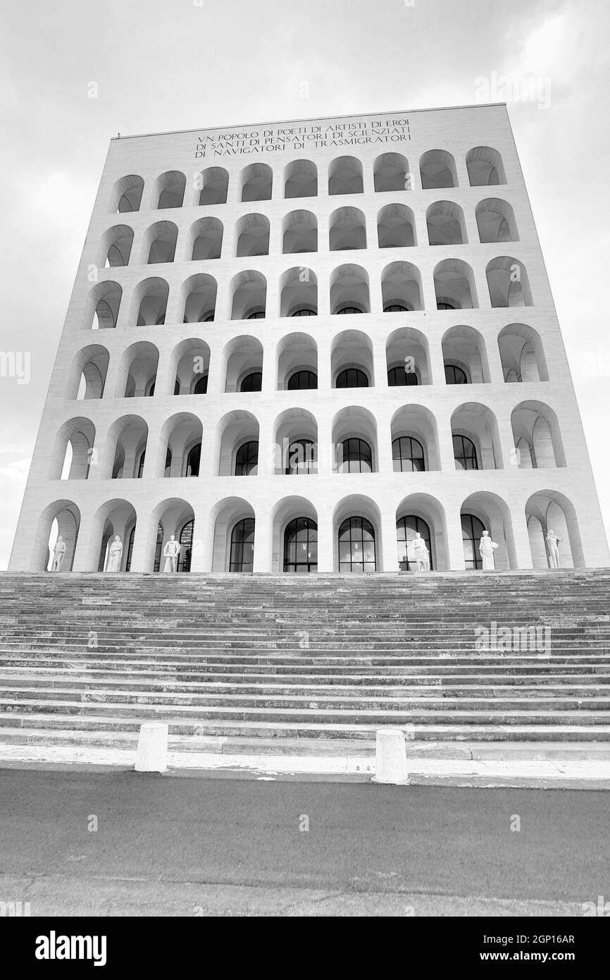 Palazzo della Civiltà Italiana (Colisée carré) à Rome, Italie. L'inscription se lit comme suit : "Une nation de poètes, d'artistes, de héros, de saints, de fines Banque D'Images