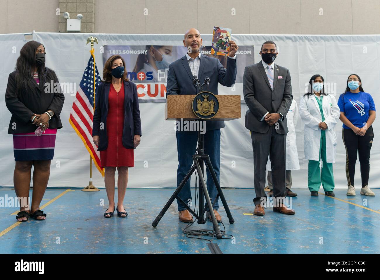 Bronx, États-Unis. 27 septembre 2021. Le président de Bronx Borough, Ruben Diaz Jr., rejoint le gouverneur Hochul alors qu'elle annonce la mise en œuvre des doses de boosters dans le programme de vaccination Covid-19 de l'État à l'intention des New-Yorkais éligibles dans l'État du Bronx, NY, le 27 septembre 2021. (Photo de Steve Sanchez/Sipa USA) crédit: SIPA USA/Alay Live News Banque D'Images