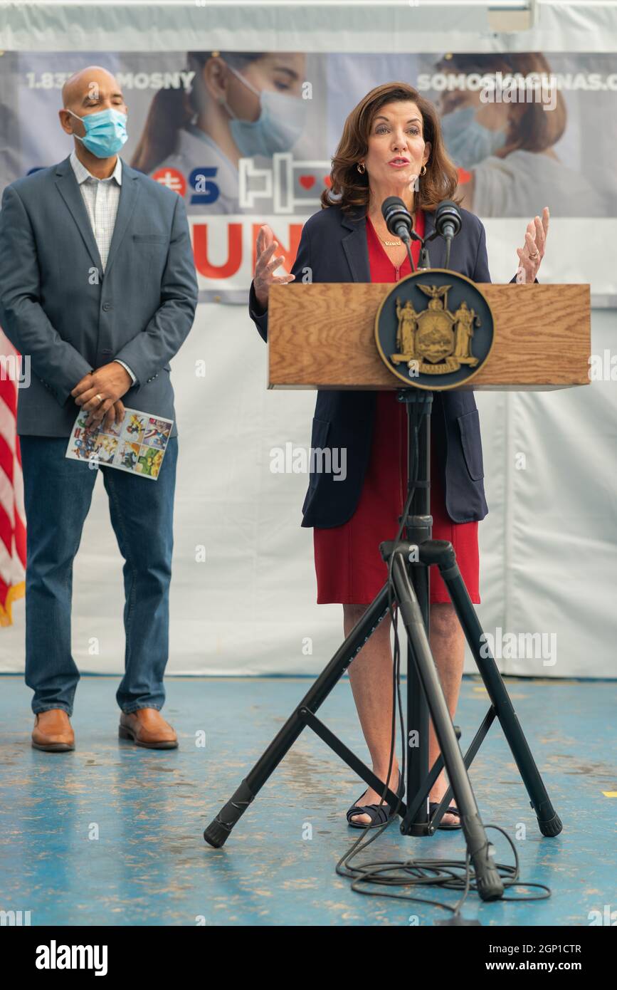 Bronx, États-Unis. 27 septembre 2021. Le gouverneur Hochul annonce la mise en œuvre des doses de boosters dans le programme de vaccination Covid-19 de l'État à l'intention des New-Yorkais éligibles dans l'ensemble de l'État du Bronx, NY, le 27 septembre 2021. (Photo de Steve Sanchez/Sipa USA) crédit: SIPA USA/Alay Live News Banque D'Images