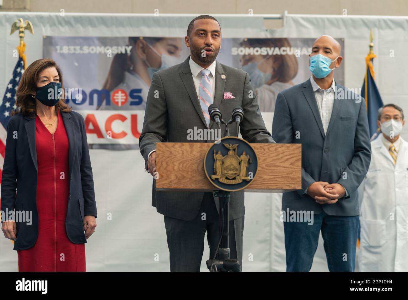 Bronx, États-Unis. 27 septembre 2021. La sénatrice de l'État de New York Jamaal Bailey se joint au gouverneur Hochul en annonçant la mise en œuvre des doses de boosters dans le programme de vaccination Covid-19 de l'État à l'intention des New-Yorkais éligibles dans l'État du Bronx, NY, le 27 septembre 2021. (Photo de Steve Sanchez/Sipa USA) crédit: SIPA USA/Alay Live News Banque D'Images