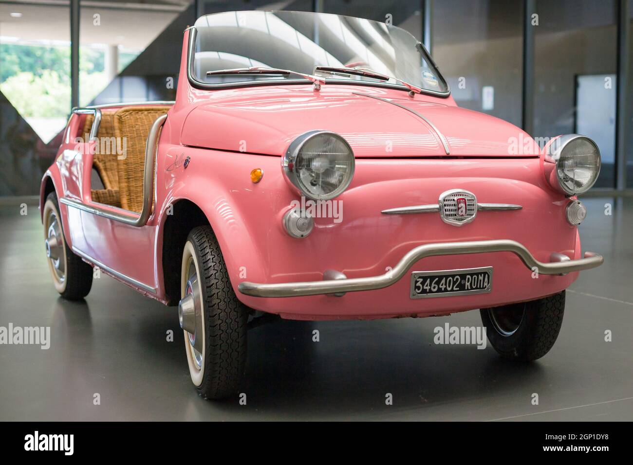 Turin, Italie - 13 août 2021 : Fiat 500 Jolly présentée au Musée national de l'automobile (MAUTO) à Turin, Italie. Banque D'Images