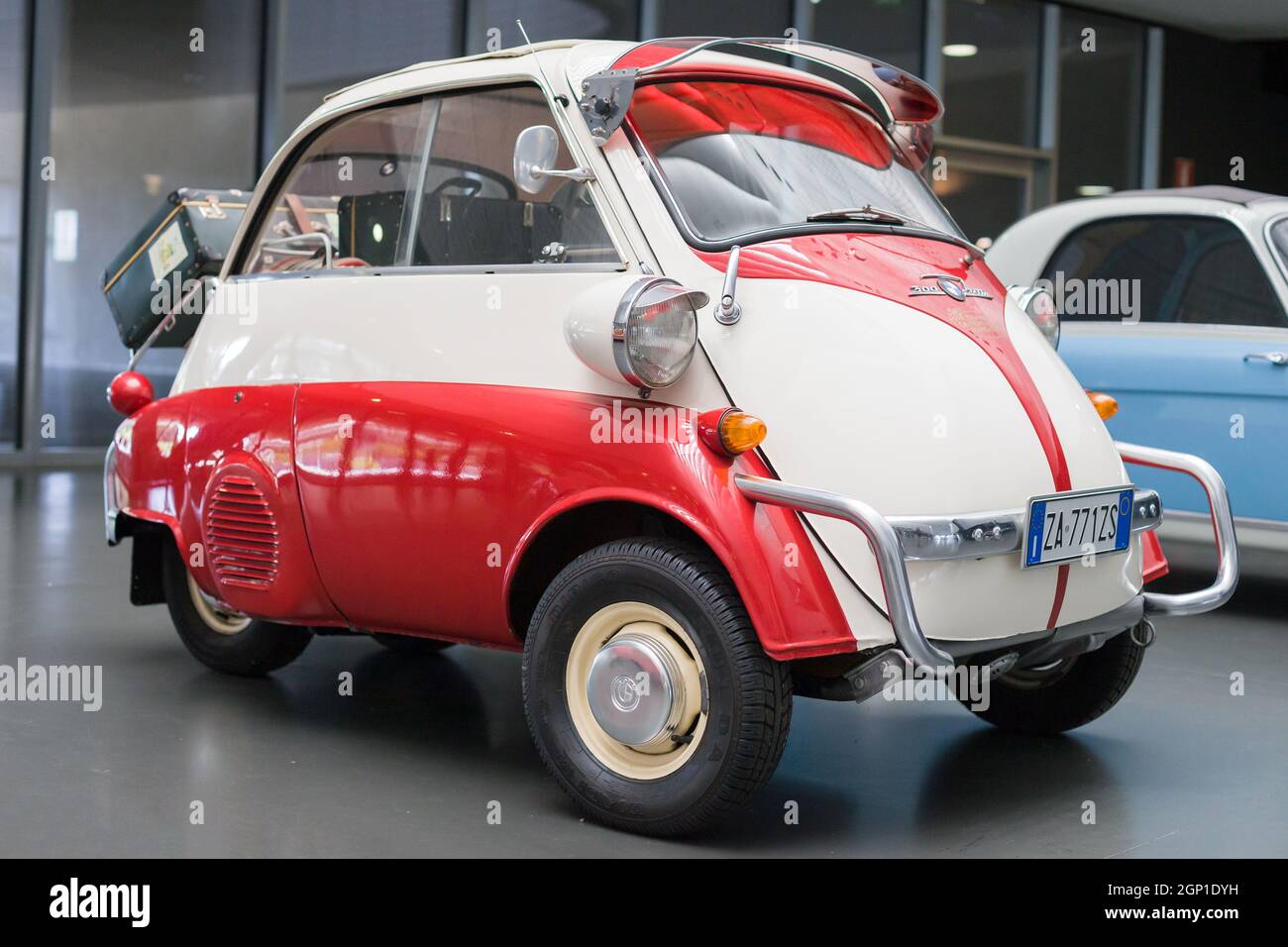 Turin, Italie - 13 août 2021 : présentation de BMW Isetta au Musée national de l'automobile (MAUTO) à Turin, Italie. Banque D'Images