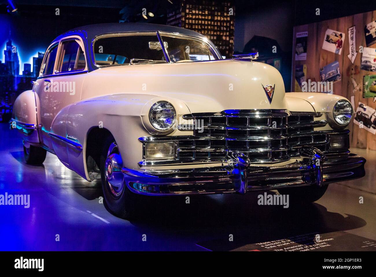 Turin, Italie - 13 août 2021 : 1947 Cadillac 62 présenté au Musée national de l'automobile (MAUTO) à Turin, Italie. Banque D'Images