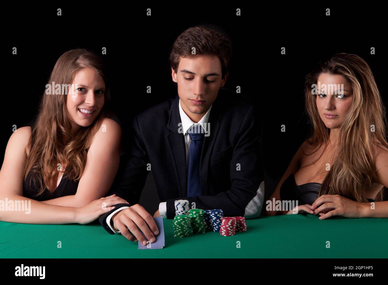 Jeune homme séduisant de jouer au Texas hold'em poker Banque D'Images