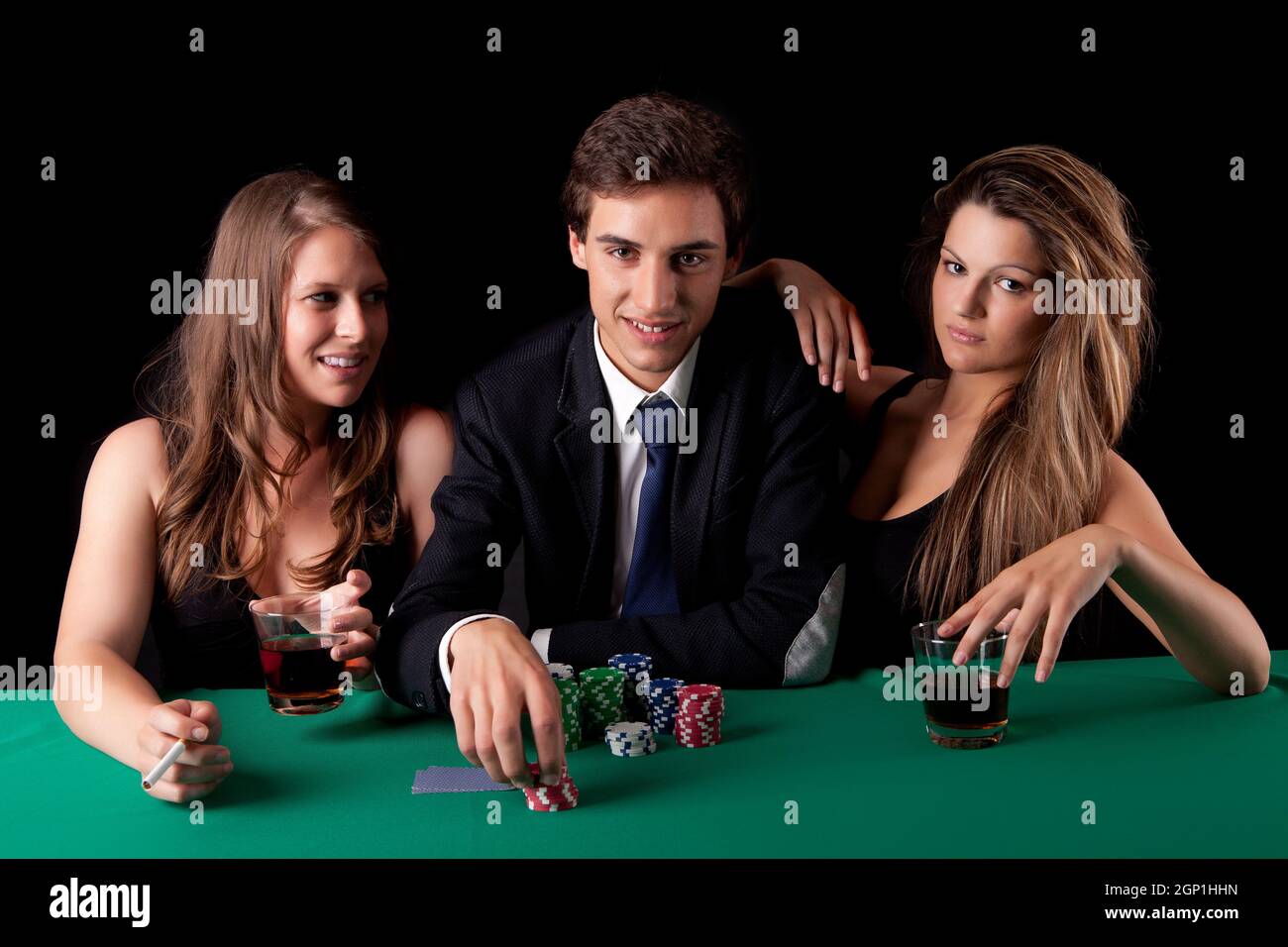 Jeune homme séduisant de jouer au Texas hold'em poker Banque D'Images