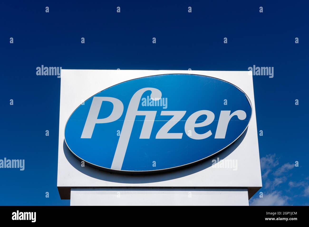 Kirkland, Québec, Canada - 3 septembre 2021 : gros plan de l'enseigne Pfizer avec ciel bleu en arrière-plan. Banque D'Images