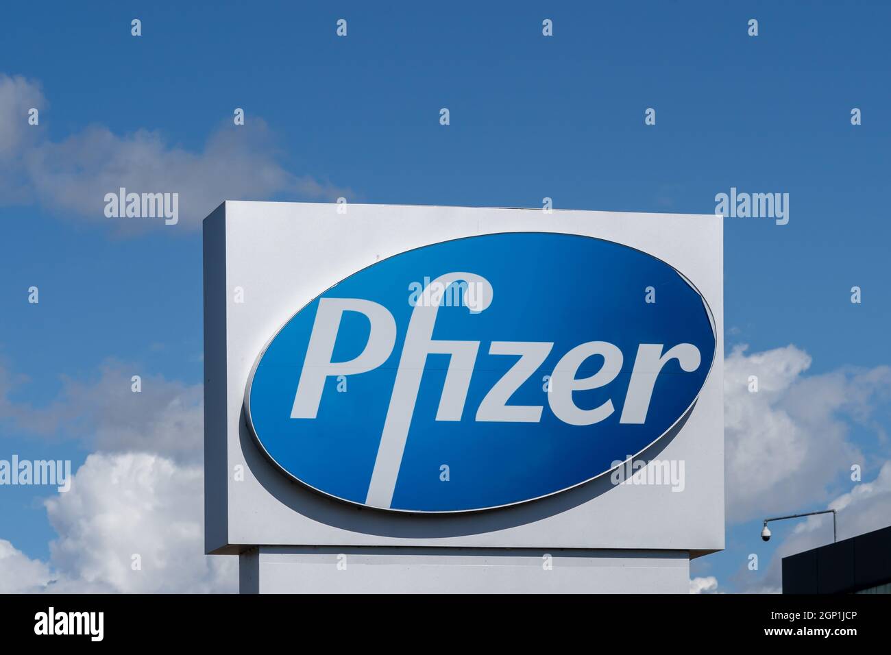 Kirkland, Québec, Canada - 3 septembre 2021 : gros plan de l'enseigne Pfizer avec ciel bleu en arrière-plan. Banque D'Images