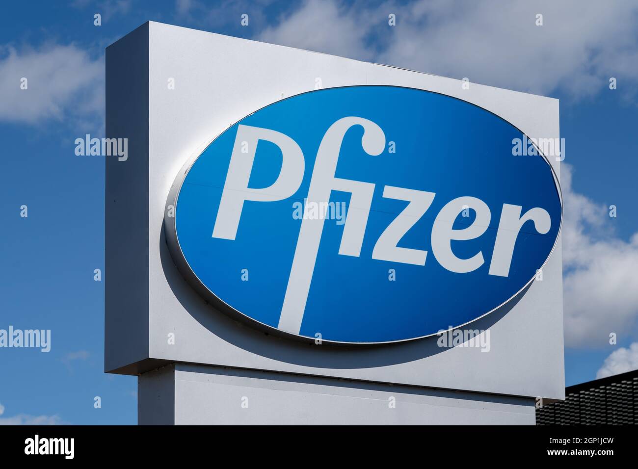 Kirkland, Québec, Canada - 3 septembre 2021 : gros plan de l'enseigne Pfizer avec ciel bleu en arrière-plan. Banque D'Images