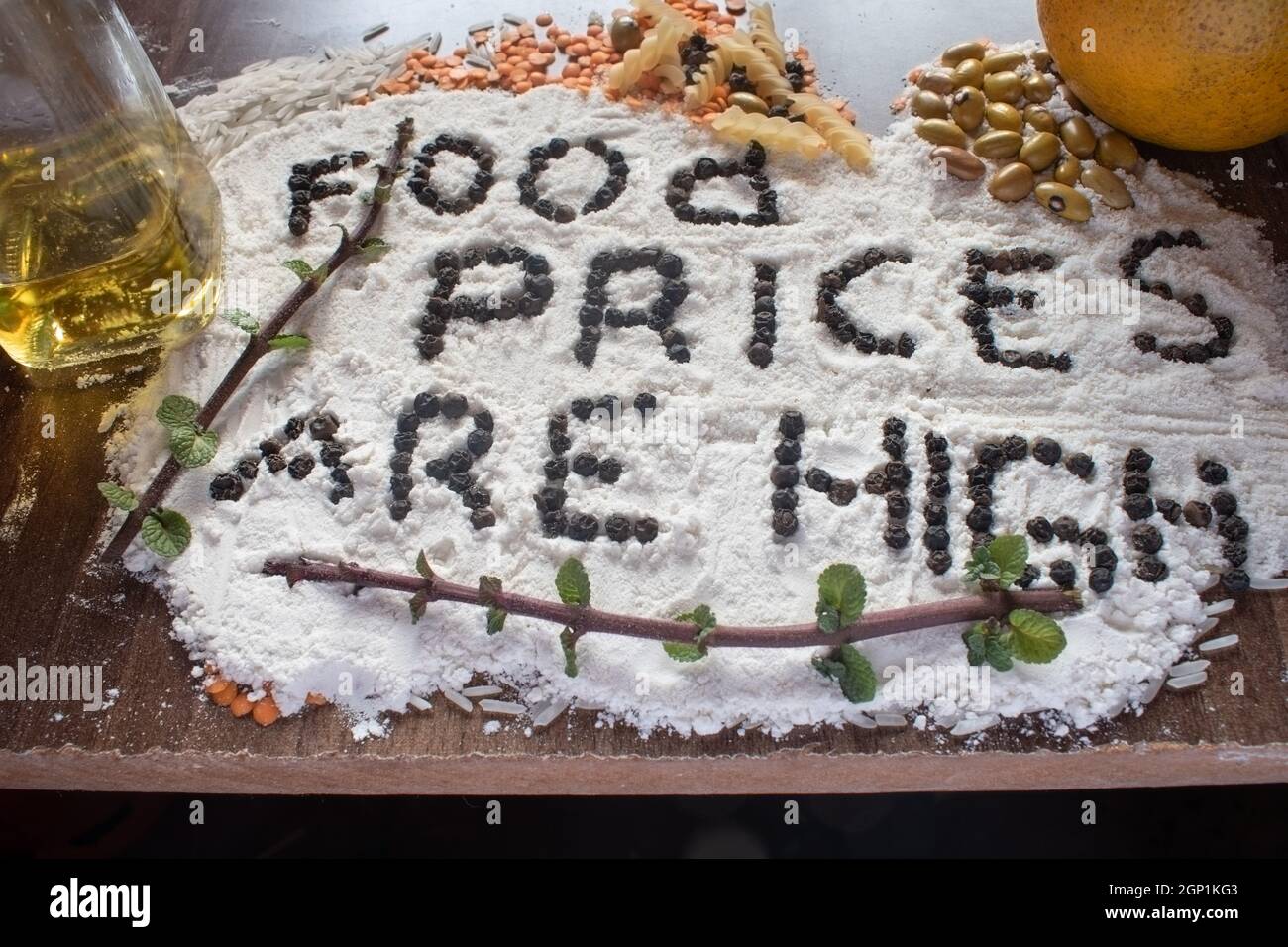 Épelez « les prix des aliments sont élevés » avec des graines de poivre noir et de la farine de maïs Banque D'Images