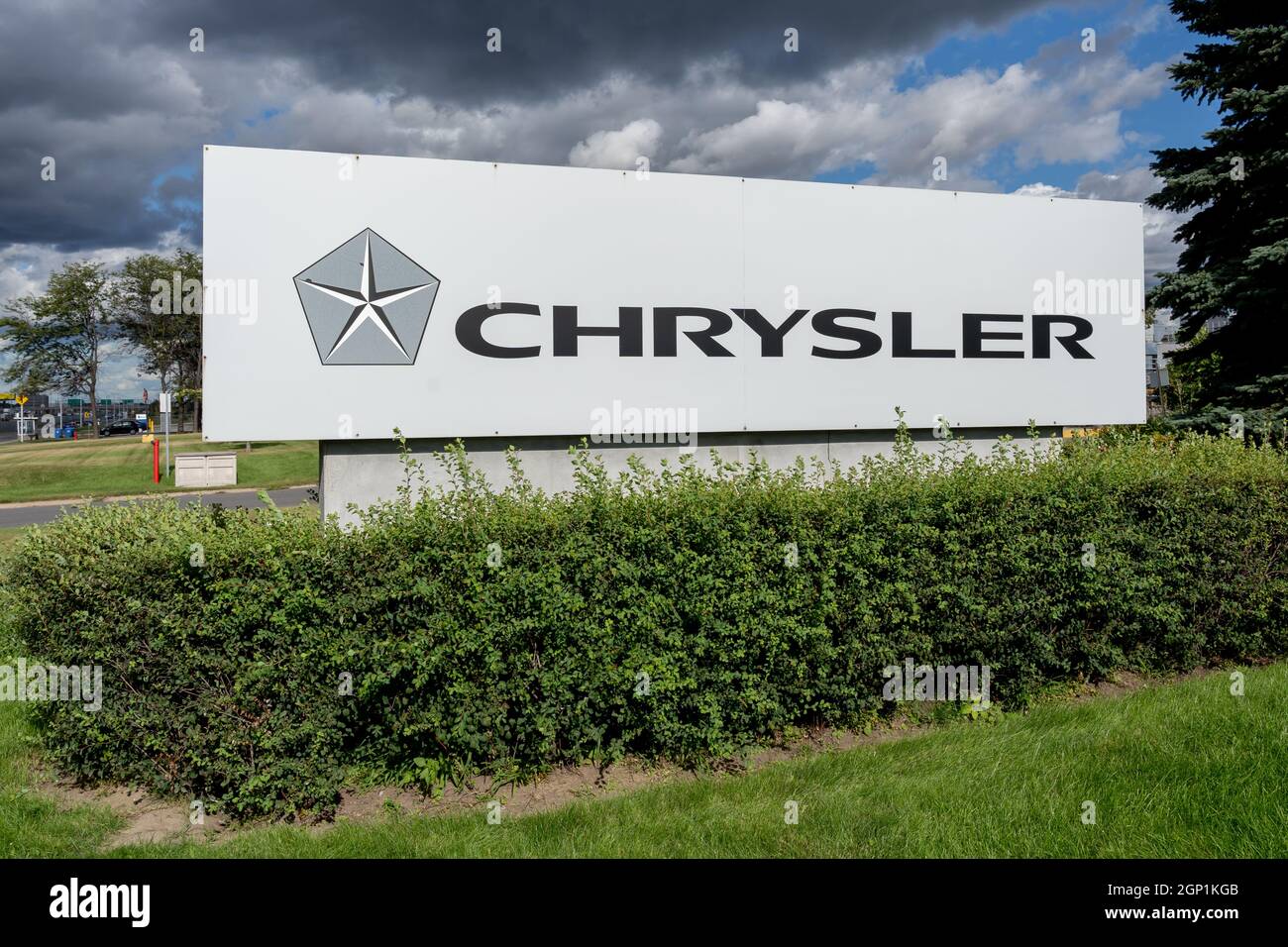 Pointe-Claire, Québec, Canada - 3 septembre 2021 : gros plan de l'enseigne Chrysler à l'un des concessionnaires de Pointe-Claire, Québec, Canada. Banque D'Images Pointe-Claire, Québec, Canada - 3 septembre 2021 : gros plan de l'enseigne Chrysler à l'un des concessionnaires de Pointe-Claire, Québec, Canada. Banque D'Images