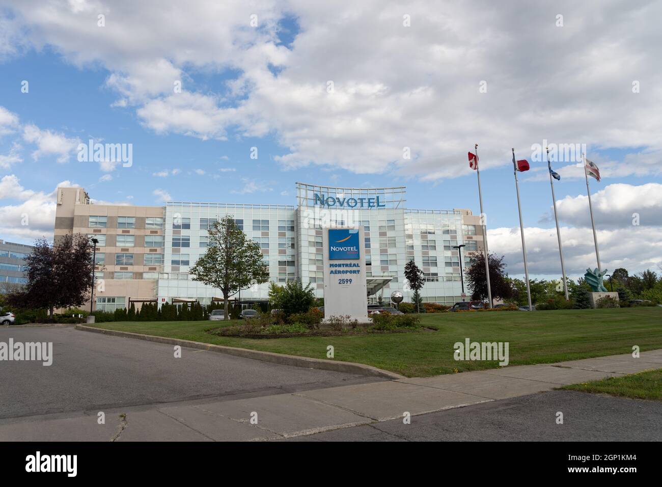 Saint-Laurent, Québec, Canada - 3 septembre 2021 : Hôtel Novotel Montréal aéroport à Saint-Laurent, QC, Canada. Créé en France, Novotel est un midi Banque D'Images