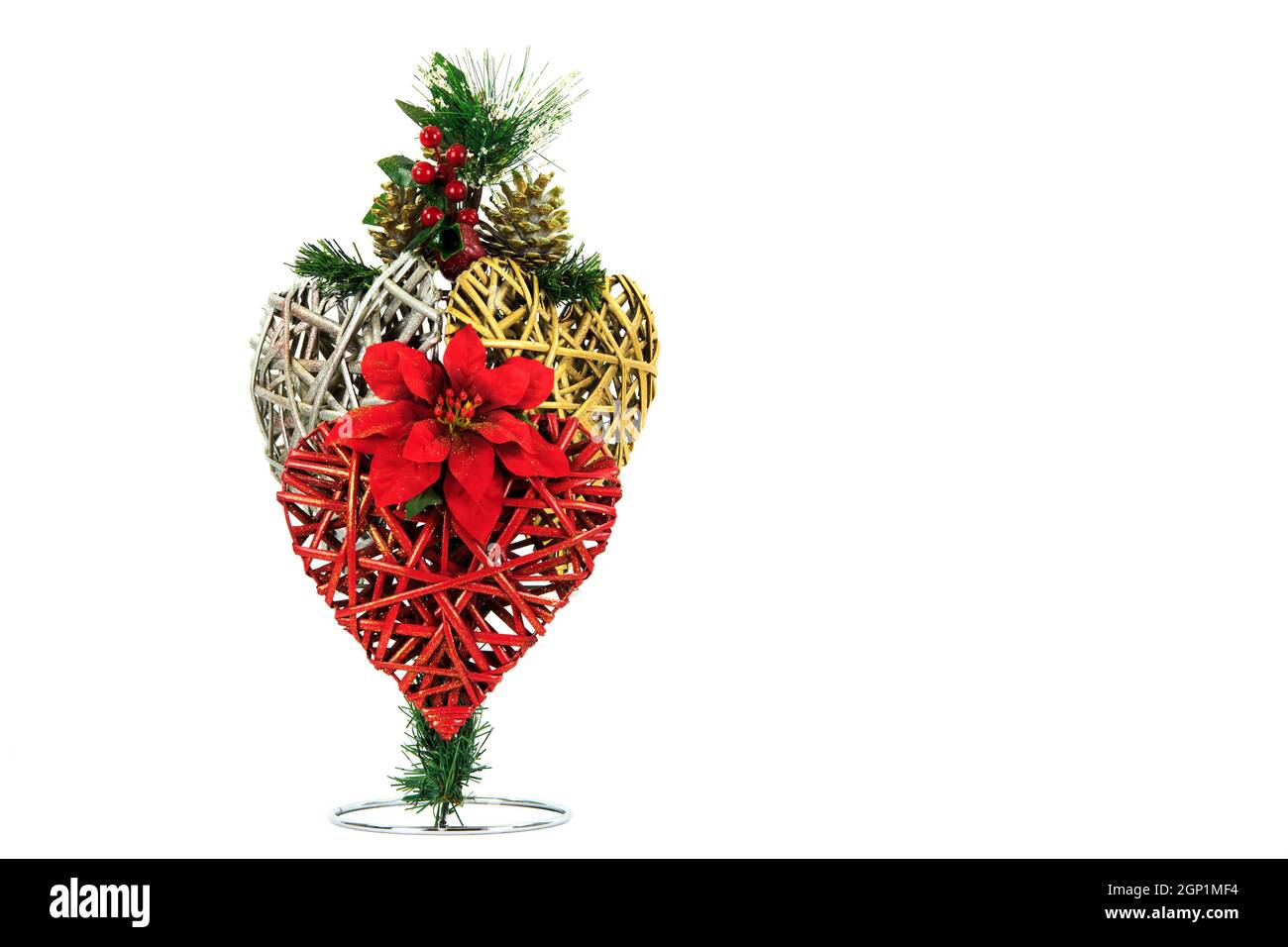 Rouge, or, coeur en osier argenté, cônes de sapin à fleur de poinsettia et baies rouges isolés sur blanc Banque D'Images