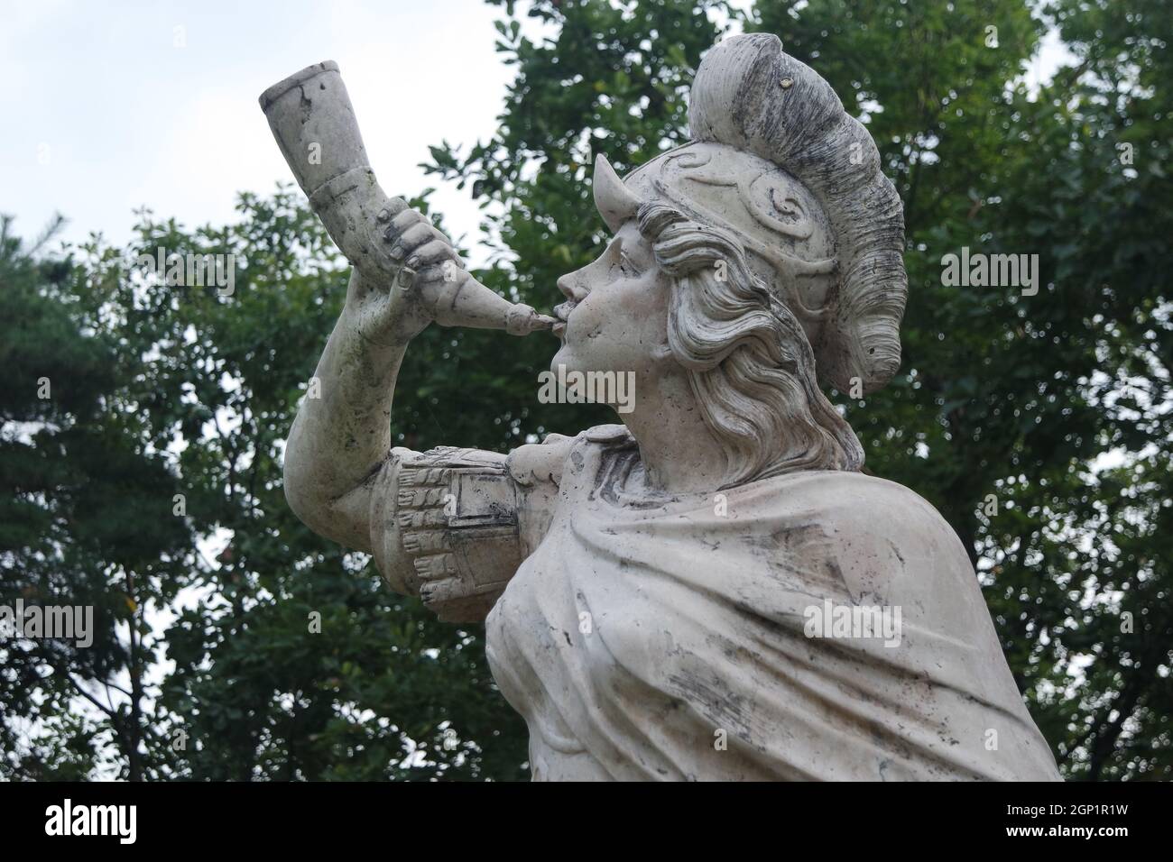 CHUNCHEON, CORÉE DU SUD- octobre-03, 2020: Sculpture de la coquille de conques soufflantes de dieu de l'eau classique - ancienne trompette naturelle. Sculpture en pierre d'un Triton, Banque D'Images