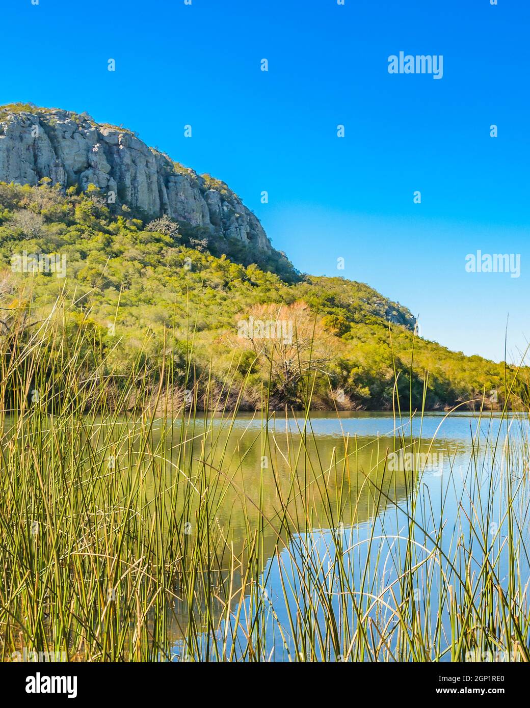 Colline et lagune 'Corbeau' au parc national d'Arequita, lavalleja, uruguay Banque D'Images