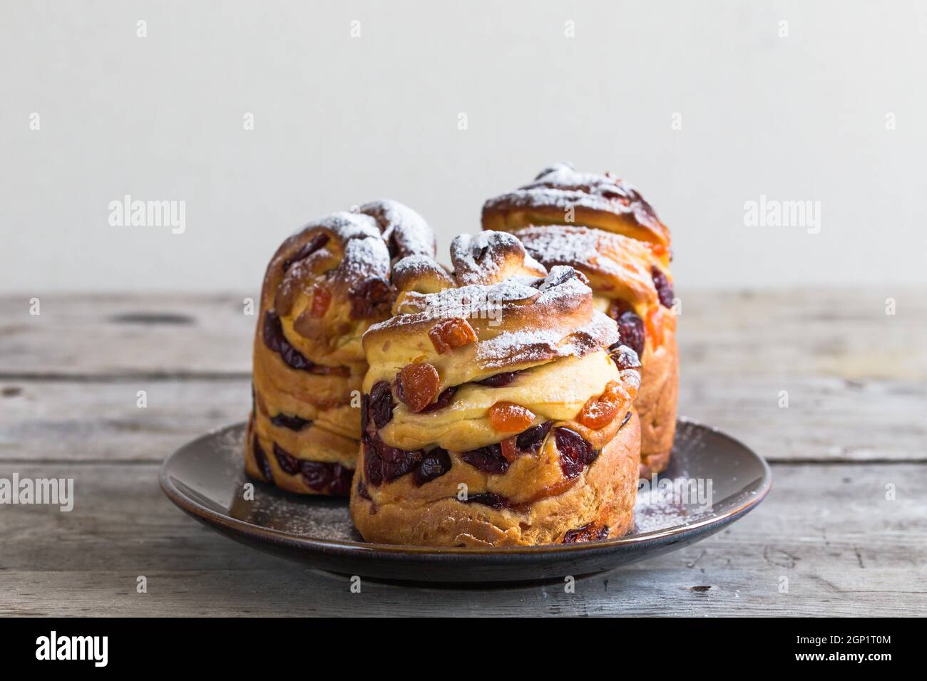 Panetone kulich craffin sur fond de bois. Pain de Pâques kozunak. Copier le concept d'espace. Banque D'Images