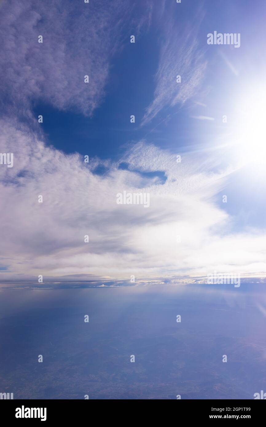 Paysage vide pris d'un plan au-dessus des nuages Banque D'Images