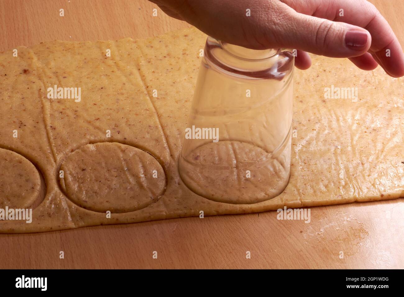 Couper les biscuits de la pâte et préparer le four le stowe électrique Banque D'Images