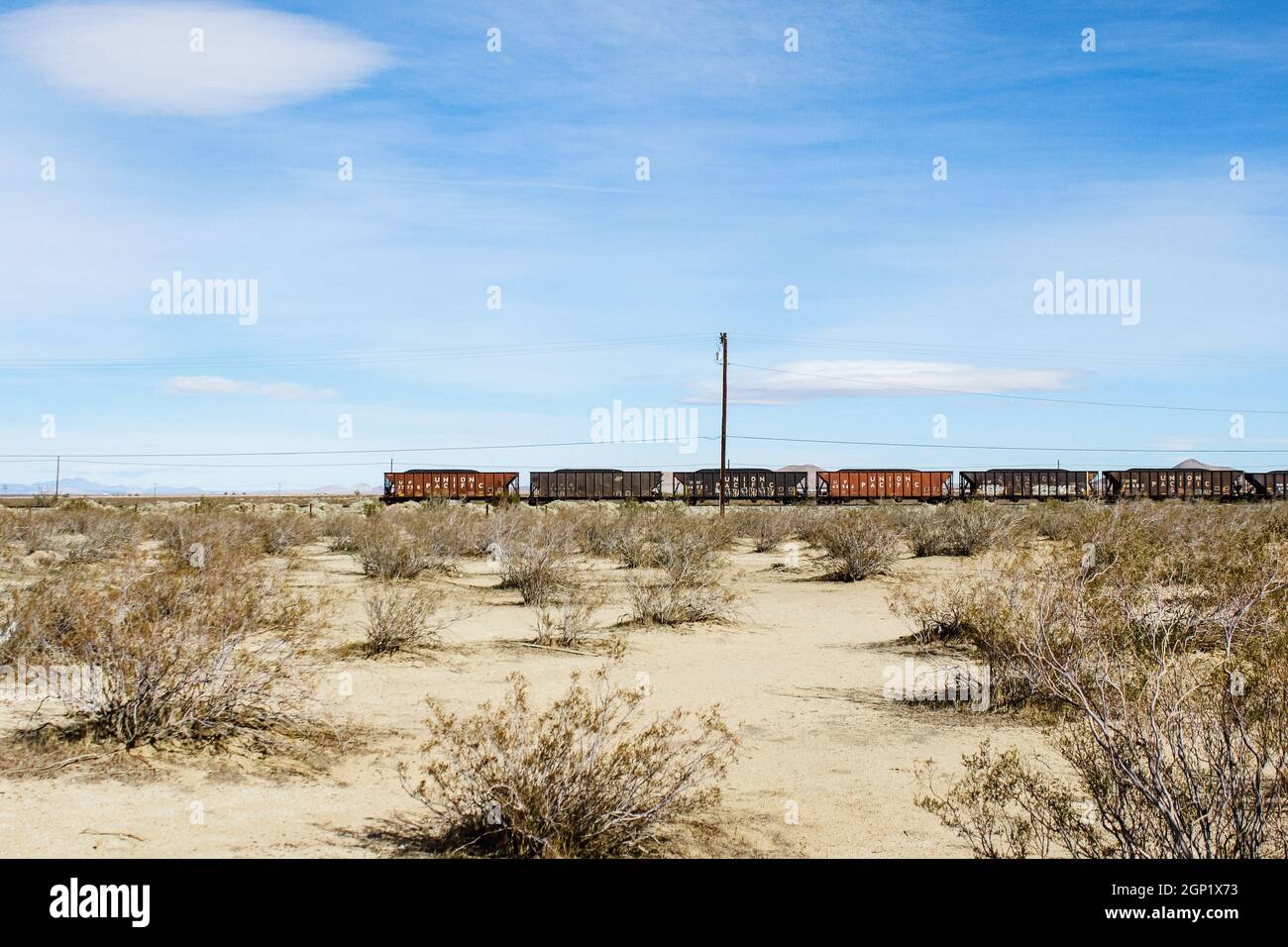 TRONA, ÉTATS-UNIS - 10 février 2018 : wagons de train chargés dans le cadre paisible du désert de Searles Valley près de Trona, Californie Banque D'Images