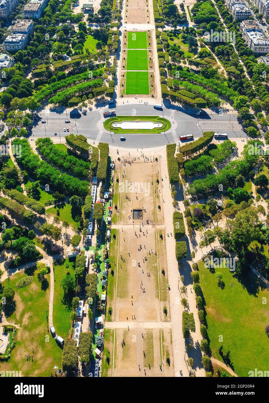 Pelouses dans le parc sur le champ de Mars à Paris, vue d'en haut Banque D'Images