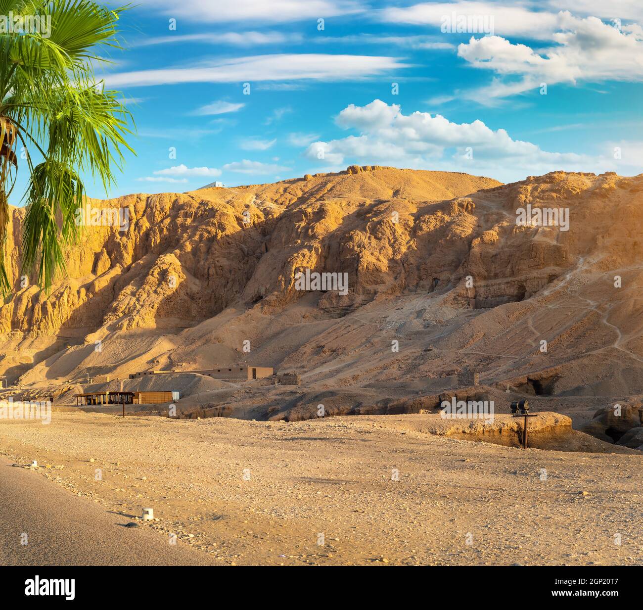 Montagne près du temple de Hatshepsut en Égypte Banque D'Images