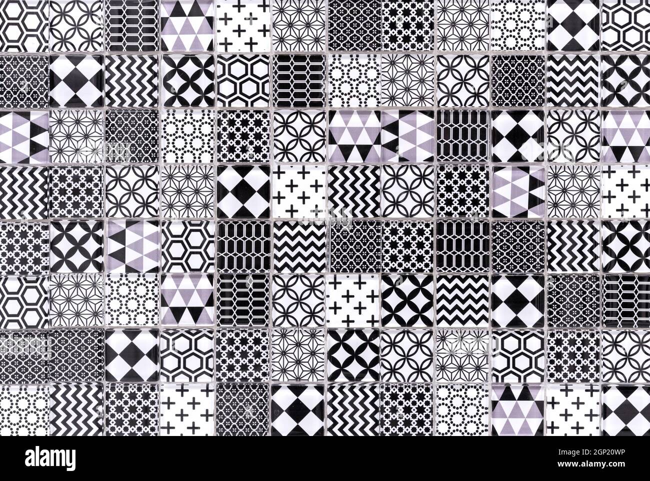 Mosaïque en céramique noir-blanc de style patchwork. Banque D'Images