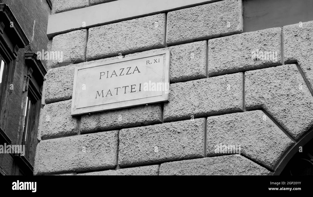 Un cliché noir et blanc du nom de la place Piazza Mattei gravé sur une plaque de pierre à Rome, en Italie Banque D'Images