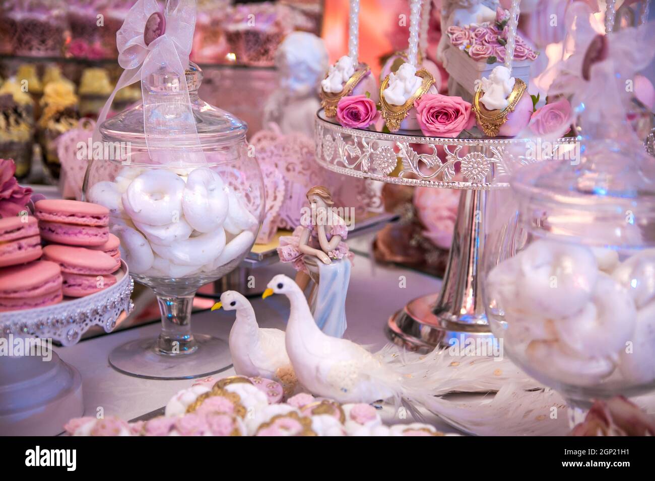 Délicieux desserts au bar de bonbons de mariage dans la zone de buffet: Statuette, figurine, gâteaux, guimauves, meringue. Banque D'Images