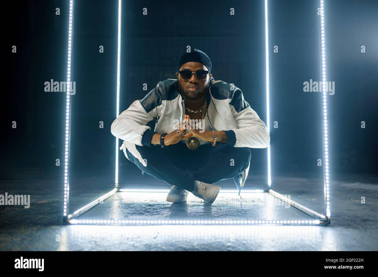 Elégant rappeur en bijoux or et lunettes de soleil, fond sombre. Hip-hop,  chanteur de rap, romance-dance, style de vie de divertissement Photo Stock  - Alamy