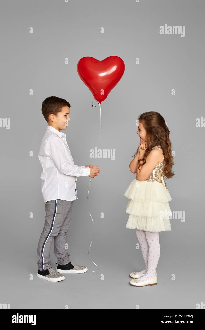 Petite fille avec coeur de ballon Banque de photographies et d'images à  haute résolution - Alamy