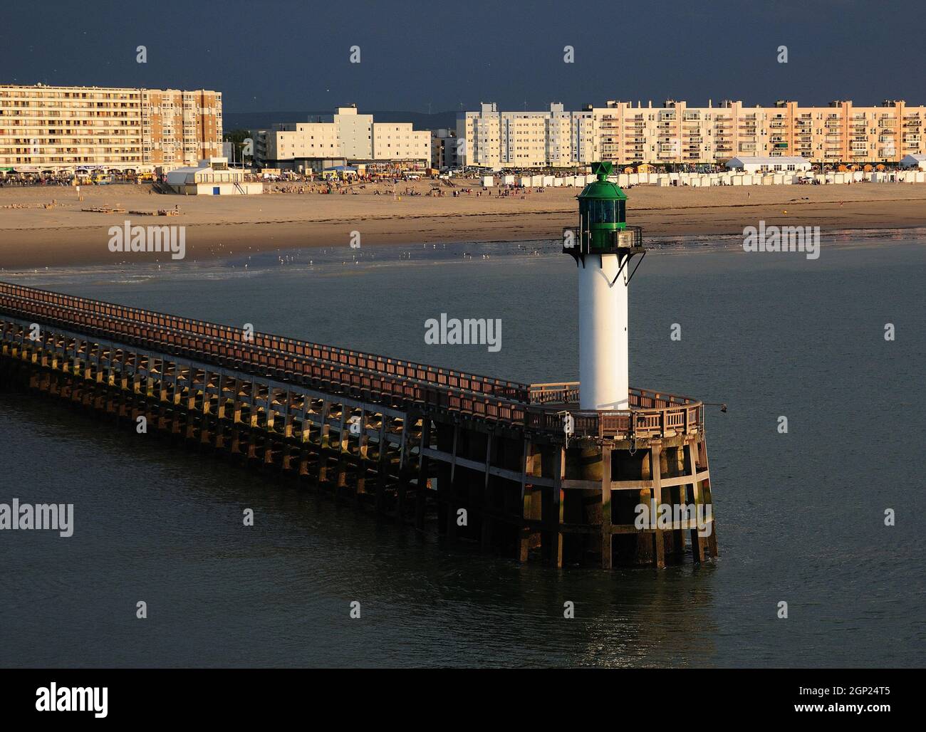 Vue de la mer à la plage et Un petit phare de Calais France lors D'Une belle journée d'été Banque D'Images
