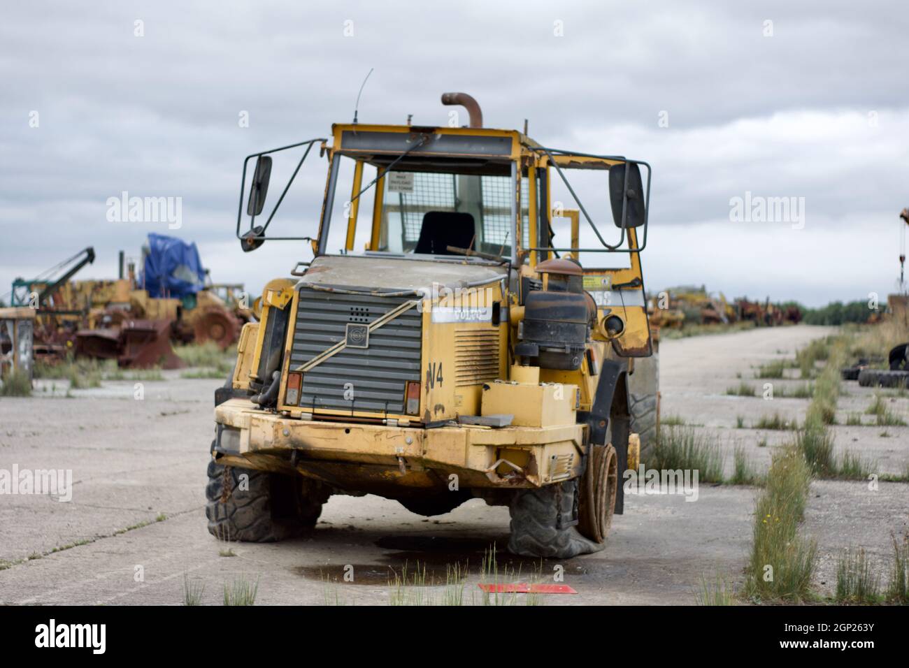 Véhicule de construction abandonné Volvo stationné sur une piste désaffectée de la RAF Folkingham, ressemblant à une apocalypse. Banque D'Images
