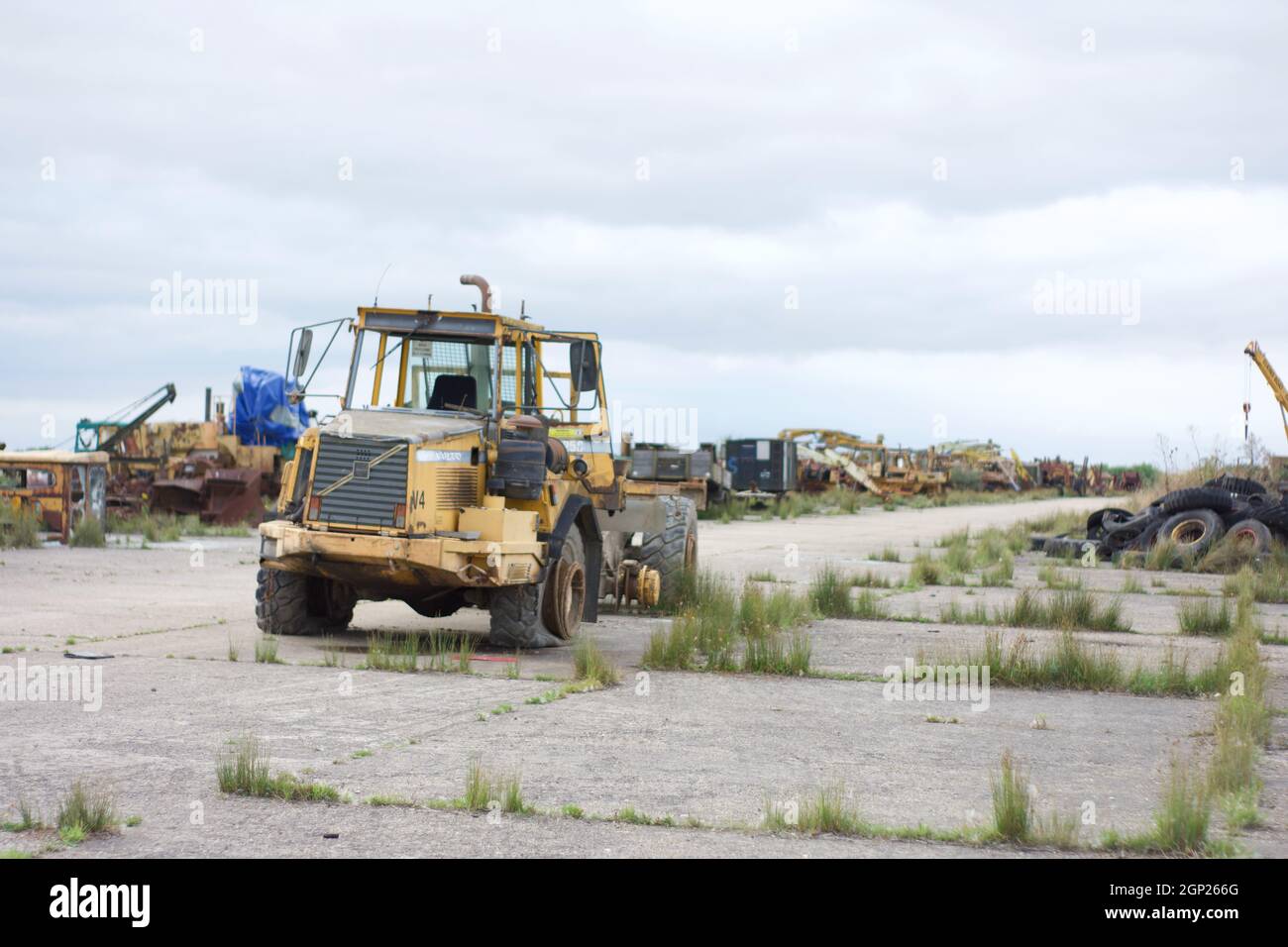 Véhicule de construction abandonné Volvo stationné sur une piste désaffectée de la RAF Folkingham, ressemblant à une apocalypse. Banque D'Images