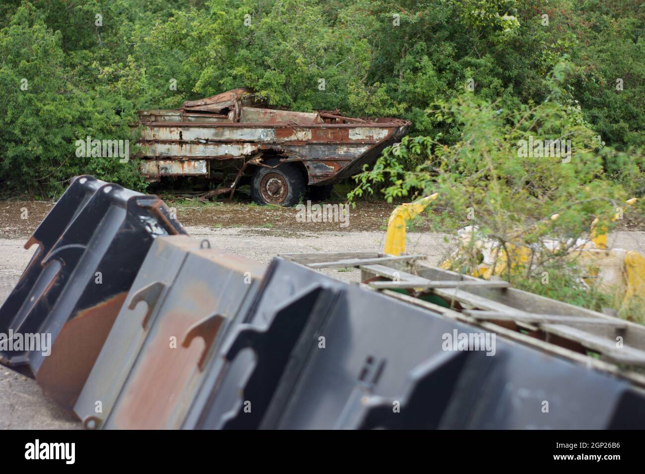 Véhicule amphibie abandonné DUKW (véhicule amphibie de WW2) stationné sur une piste désaffectée à Lincolnshire- RAF Folkingham (bateau de canard abandonné) Banque D'Images