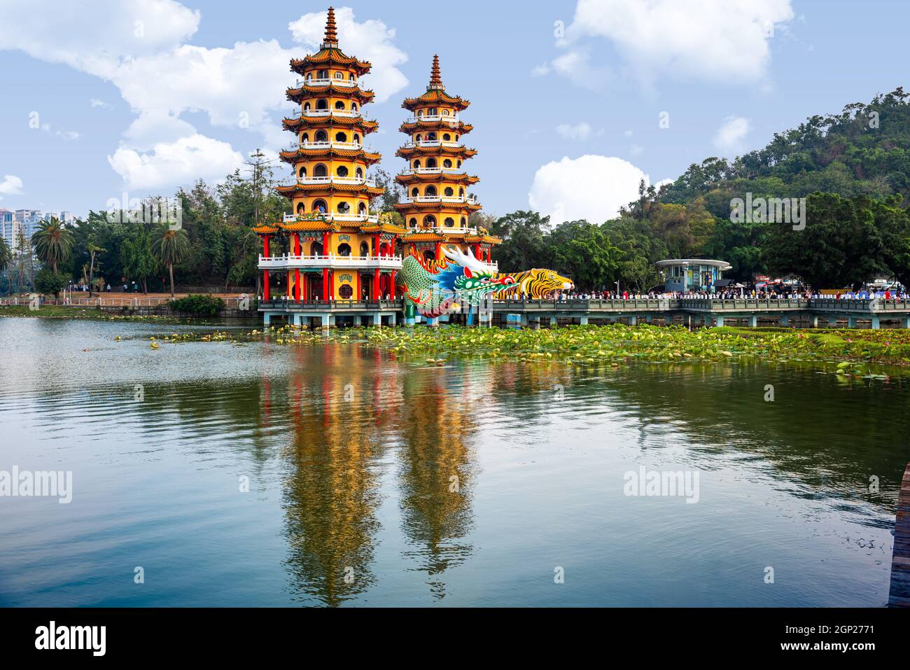 Kaohsiung, pagodes Dragon et Tiger de Taiwan Lotus Pond en journée. Banque D'Images