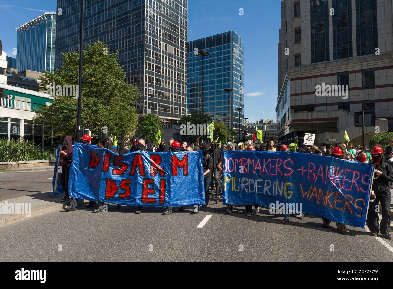 Des manifestants anti-commerce d'armes ont fait une marche vers le bas du mur de Londres dans le cadre de leur manifestation contre les institutions de la ville, qu'ils prétendent investir dans des entreprises d'armement. Wormwood Street, ville de Londres. La manifestation a été organisée pour coïncider avec le jour d'ouverture du spectacle « Defence and Security Equipment International » (DSEI). Exposition biennale sur la défense et la sécurité, qui se tient au centre de conférence Excel, Docklands, Londres. London Wall, City of London, Londres, Royaume-Uni. 8 septembre 2009 Banque D'Images