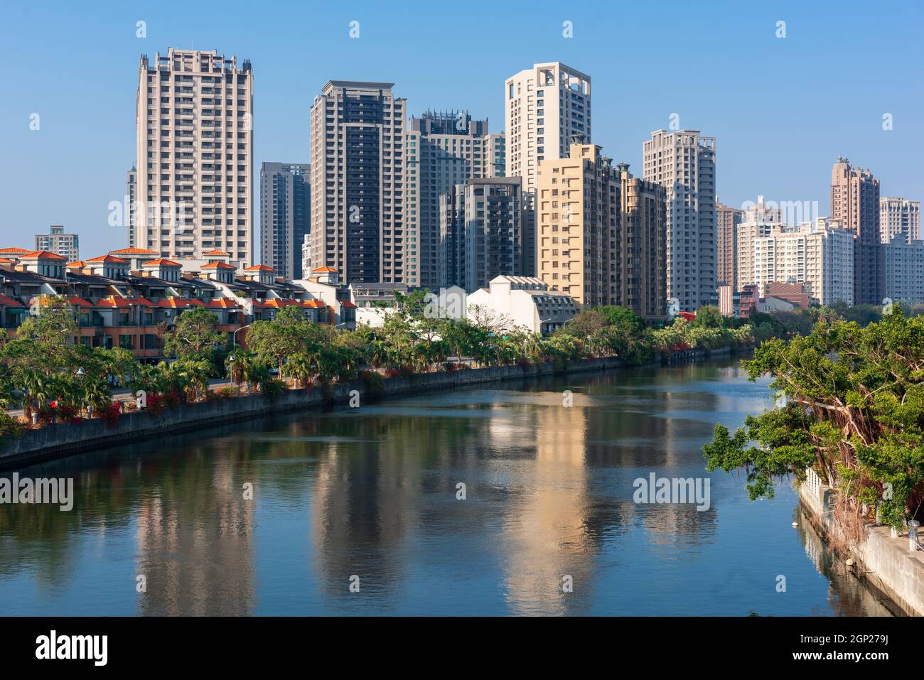 Kaohsiung, Taïwan résidentiel de hauts immeubles paysage urbain sur Love River. Banque D'Images