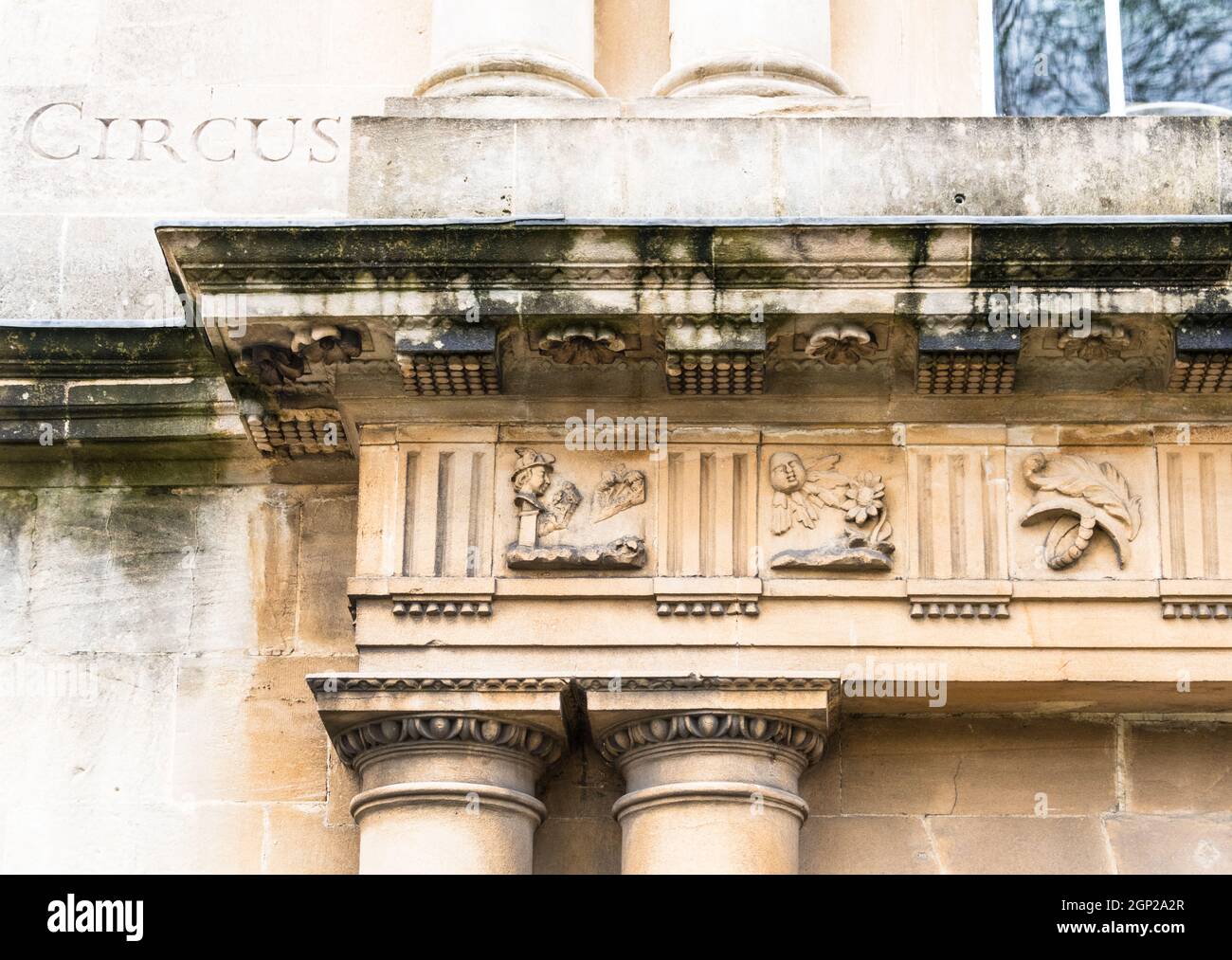Partie de la frise montrant les triglyphes alternés et les emblèmes décoratifs, le Cirque, Bath, Somerset, Angleterre Banque D'Images
